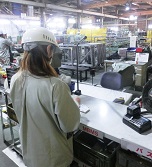 製造現場で働く女性1